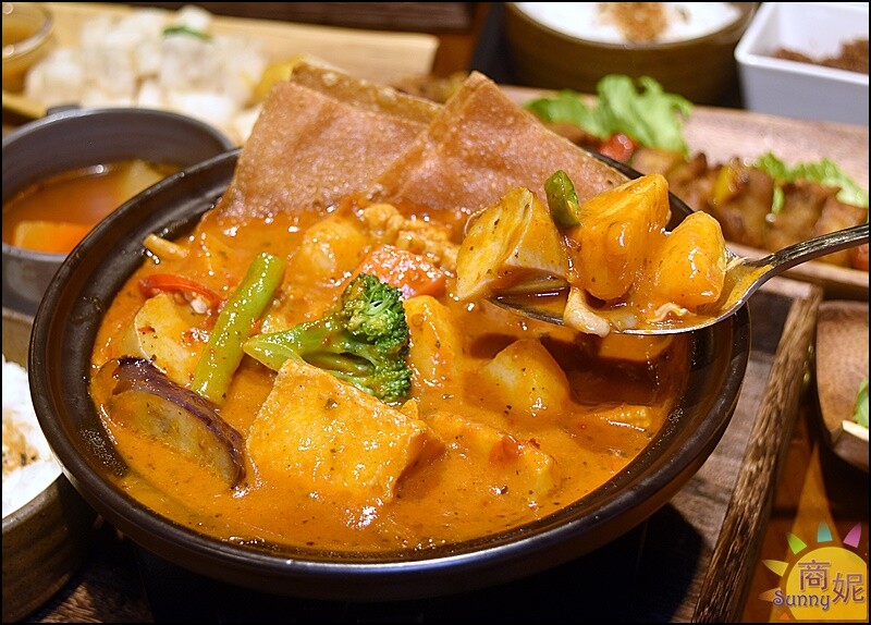 斐得蔬食熱浪來襲。台中異國風蔬食推這家!百道創意素食美味讓人驚艷好停車更加分-商妮吃喝遊樂