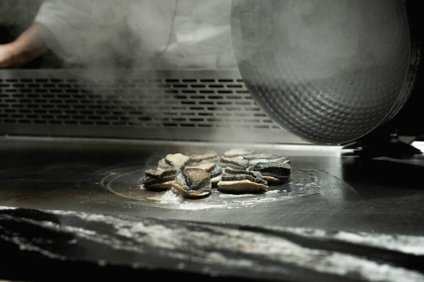 魚貫鐵板燒｜極致感官薰陶。海陸的美味大合輯｜台北無菜單料理推薦｜中山區餐廳｜澳洲活龍蝦、日本A5和牛 - 小米食