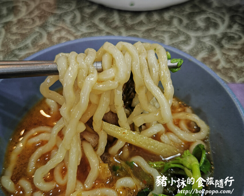 高雄。岡山》川品屋麵館。速度慢但口味還算不錯的川味麵館
