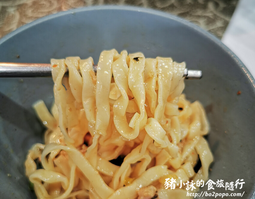 高雄。岡山》川品屋麵館。速度慢但口味還算不錯的川味麵館