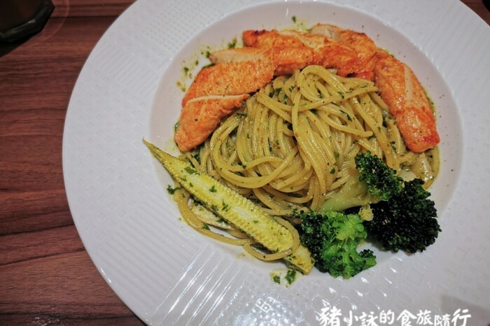 高雄。岡山》川品屋麵館。速度慢但口味還算不錯的川味麵館