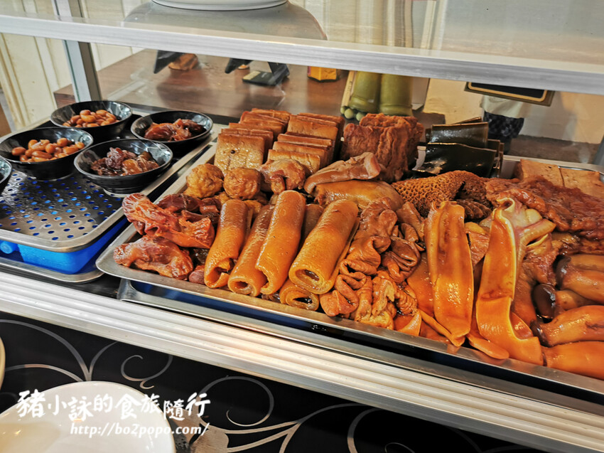 高雄。岡山》川品屋麵館。速度慢但口味還算不錯的川味麵館