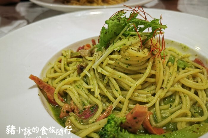 高雄。岡山》川品屋麵館。速度慢但口味還算不錯的川味麵館