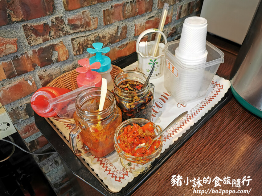 高雄。岡山》川品屋麵館。速度慢但口味還算不錯的川味麵館