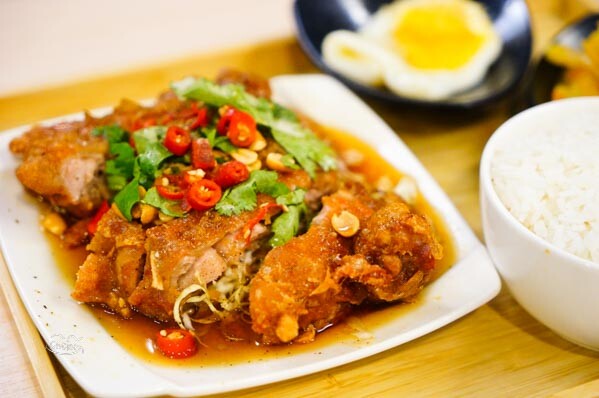 新竹美食「朝正泰」料多實在的南洋料理 必吃酥脆椒麻雞腿飯!