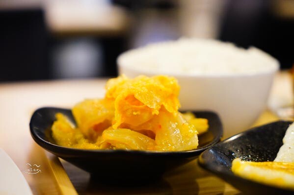 新竹美食「朝正泰」料多實在的南洋料理 必吃酥脆椒麻雞腿飯!