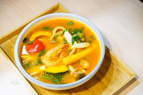 新竹美食「朝正泰」料多實在的南洋料理 必吃酥脆椒麻雞腿飯!