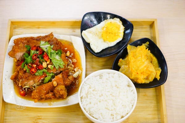 新竹美食「朝正泰」料多實在的南洋料理 必吃酥脆椒麻雞腿飯!