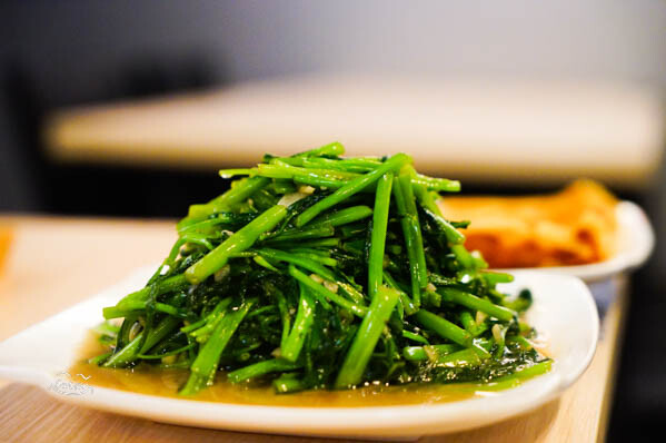 新竹美食「朝正泰」料多實在的南洋料理 必吃酥脆椒麻雞腿飯!