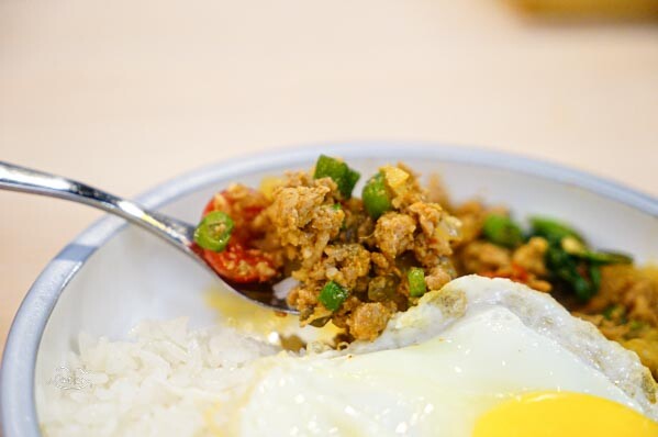 新竹美食「朝正泰」料多實在的南洋料理 必吃酥脆椒麻雞腿飯!