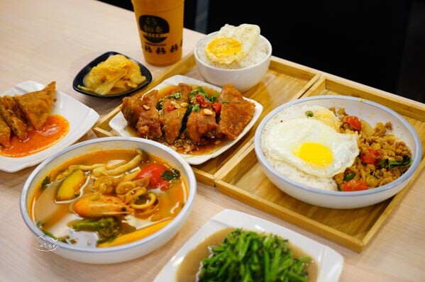 新竹美食「朝正泰」料多實在的南洋料理 必吃酥脆椒麻雞腿飯!