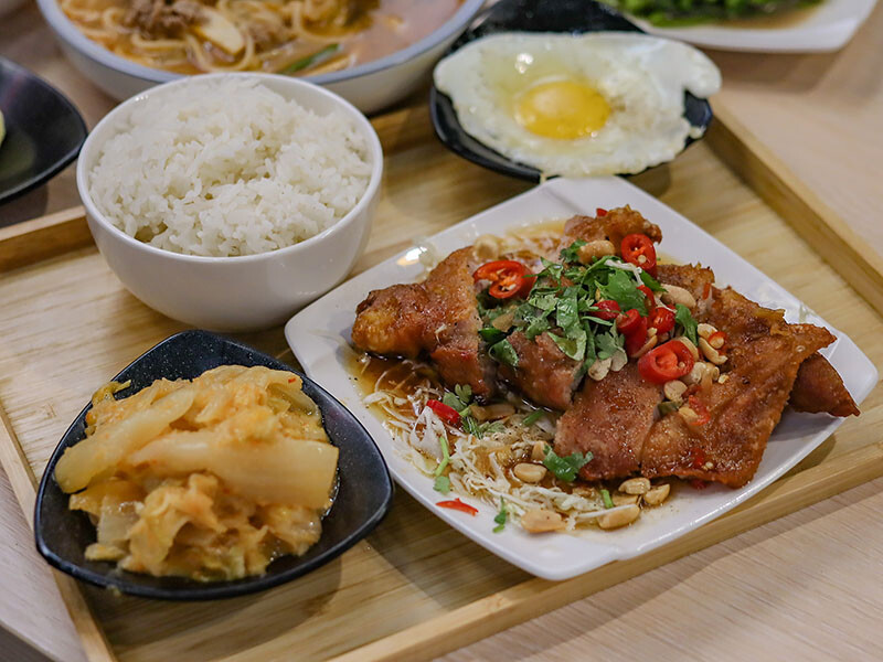 朝正泰新竹旗艦店 | 大份量泰式料理，主打黃綠紅咖哩，咖哩飯，蝦醬空心菜、酸辣蔬菜湯只要$90，+$50可以升級雙倍肉量