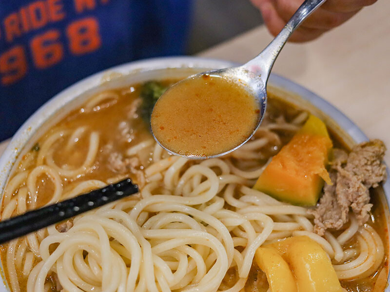 朝正泰新竹旗艦店 | 大份量泰式料理，主打黃綠紅咖哩，咖哩飯，蝦醬空心菜、酸辣蔬菜湯只要$90，+$50可以升級雙倍肉量