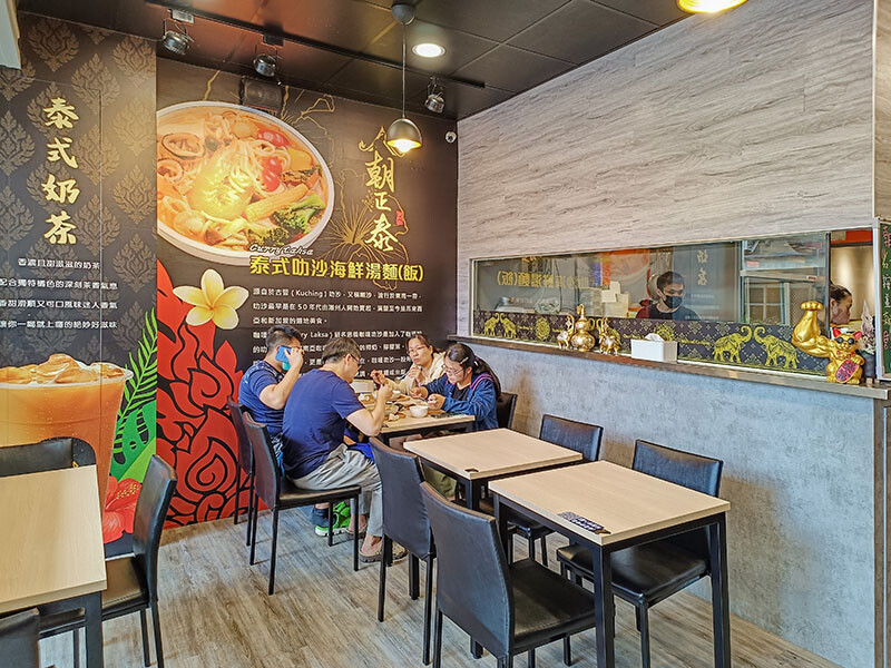 朝正泰新竹旗艦店 | 大份量泰式料理，主打黃綠紅咖哩，咖哩飯，蝦醬空心菜、酸辣蔬菜湯只要$90，+$50可以升級雙倍肉量