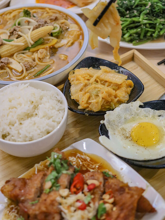 朝正泰新竹旗艦店 | 大份量泰式料理，主打黃綠紅咖哩，咖哩飯，蝦醬空心菜、酸辣蔬菜湯只要$90，+$50可以升級雙倍肉量