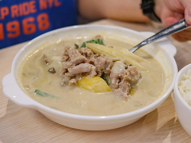 朝正泰新竹旗艦店 | 大份量泰式料理，主打黃綠紅咖哩，咖哩飯，蝦醬空心菜、酸辣蔬菜湯只要$90，+$50可以升級雙倍肉量