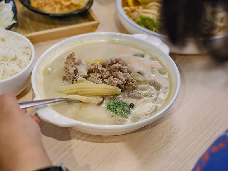 朝正泰新竹旗艦店 | 大份量泰式料理，主打黃綠紅咖哩，咖哩飯，蝦醬空心菜、酸辣蔬菜湯只要$90，+$50可以升級雙倍肉量