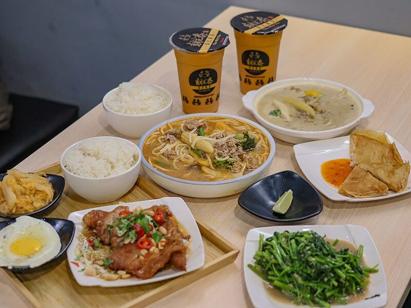 朝正泰新竹旗艦店 | 大份量泰式料理，主打黃綠紅咖哩，咖哩飯，蝦醬空心菜、酸辣蔬菜湯只要$90，+$50可以升級雙倍肉量