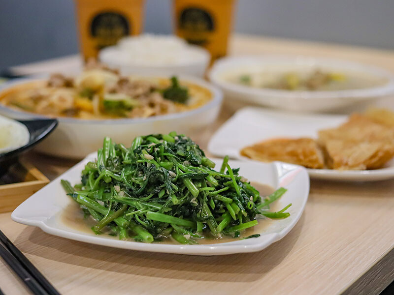 朝正泰新竹旗艦店 | 大份量泰式料理，主打黃綠紅咖哩，咖哩飯，蝦醬空心菜、酸辣蔬菜湯只要$90，+$50可以升級雙倍肉量