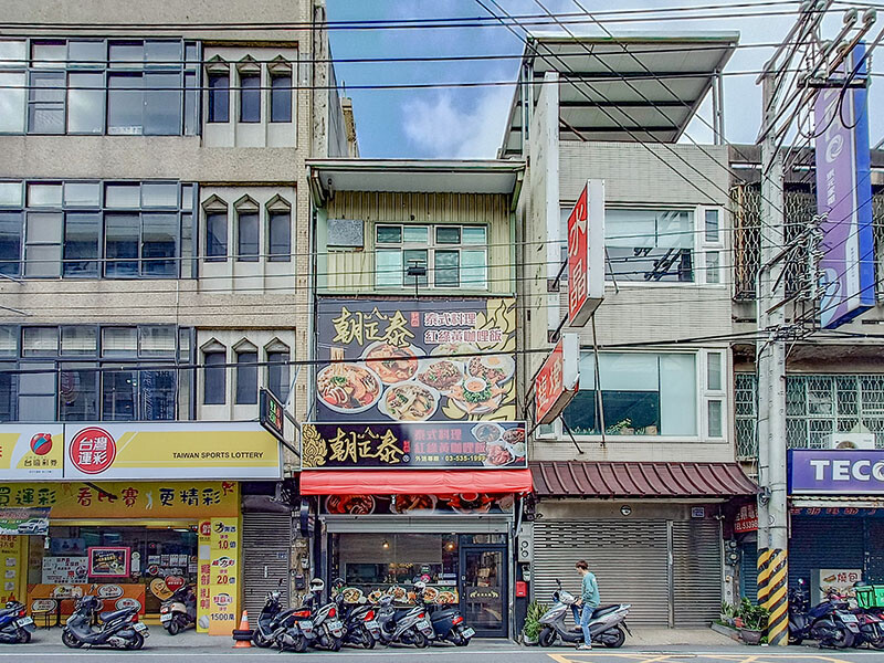 朝正泰新竹旗艦店 | 大份量泰式料理，主打黃綠紅咖哩，咖哩飯，蝦醬空心菜、酸辣蔬菜湯只要$90，+$50可以升級雙倍肉量