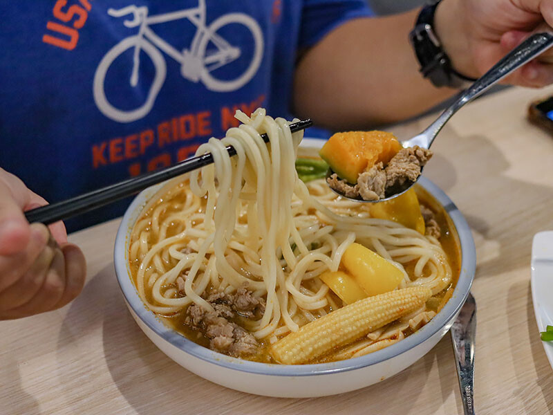 朝正泰新竹旗艦店 | 大份量泰式料理，主打黃綠紅咖哩，咖哩飯，蝦醬空心菜、酸辣蔬菜湯只要$90，+$50可以升級雙倍肉量