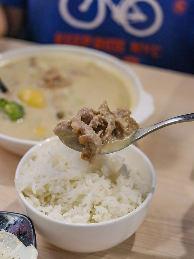 朝正泰新竹旗艦店 | 大份量泰式料理，主打黃綠紅咖哩，咖哩飯，蝦醬空心菜、酸辣蔬菜湯只要$90，+$50可以升級雙倍肉量