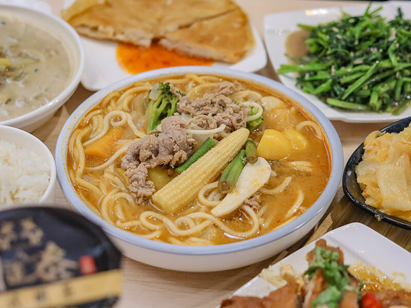 朝正泰新竹旗艦店 | 大份量泰式料理，主打黃綠紅咖哩，咖哩飯，蝦醬空心菜、酸辣蔬菜湯只要$90，+$50可以升級雙倍肉量