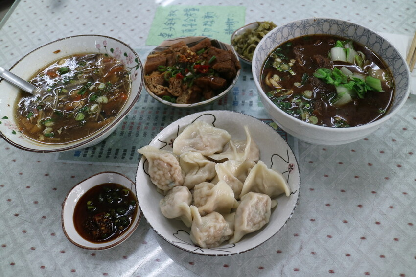 【新北三重區】三重美食『高朋滿座牛肉麵』吃了還會想去吃的平價牛肉麵~