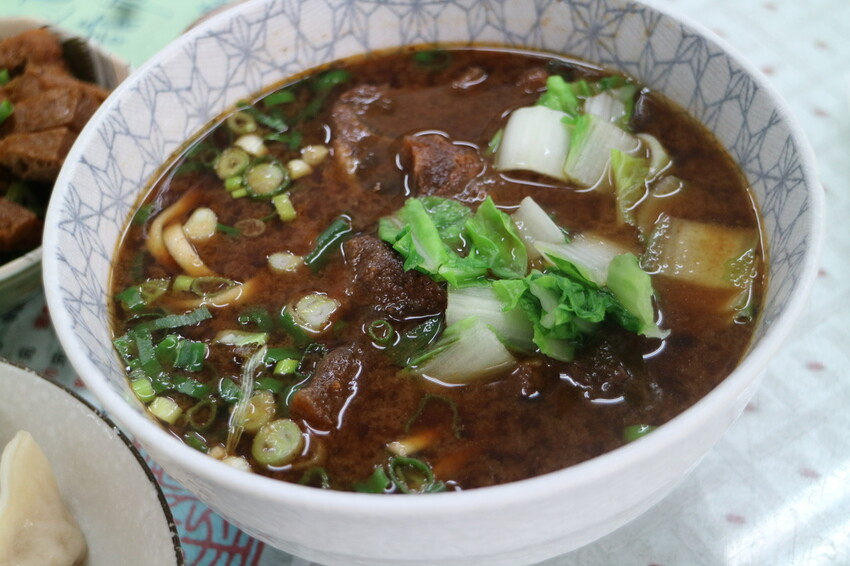 【新北三重區】三重美食『高朋滿座牛肉麵』吃了還會想去吃的平價牛肉麵~