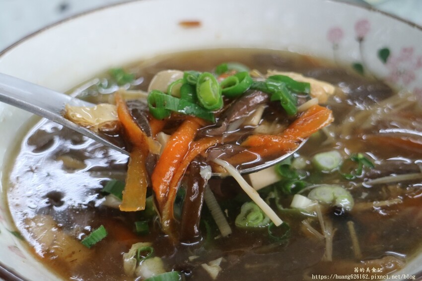 【新北三重區】三重美食『高朋滿座牛肉麵』吃了還會想去吃的平價牛肉麵~