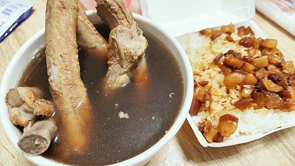 2023板橋美食大推薦！精選超過40家超人氣店家、排隊美食店家、巷弄美食小吃店、在地人推薦美食一次完整收錄