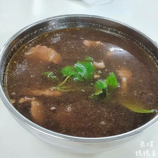 【屏東‧萬丹】臺灣牛 牛肉莊│泡菜牛肉夠味好吃、厚切牛肉湯