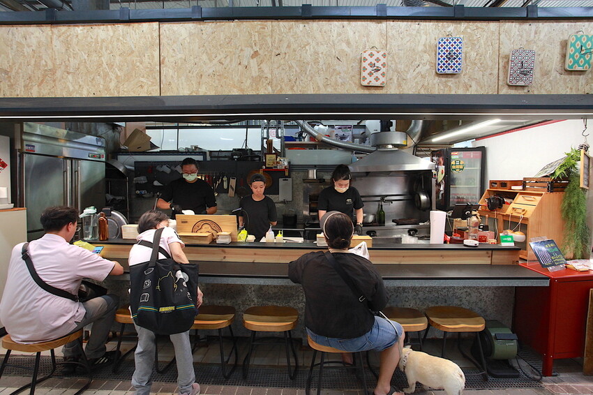 高雄市左營區吃。高雄市|左營區。「迪記法式豬舌飯」龍華市場最夯美食之一,中西合併創意料理顛覆一般傳統小吃刻板的印