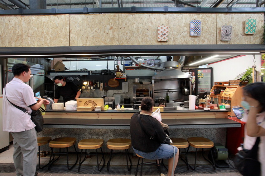 高雄市左營區吃。高雄市|左營區。「迪記法式豬舌飯」龍華市場最夯美食之一,中西合併創意料理顛覆一般傳統小吃刻板的印