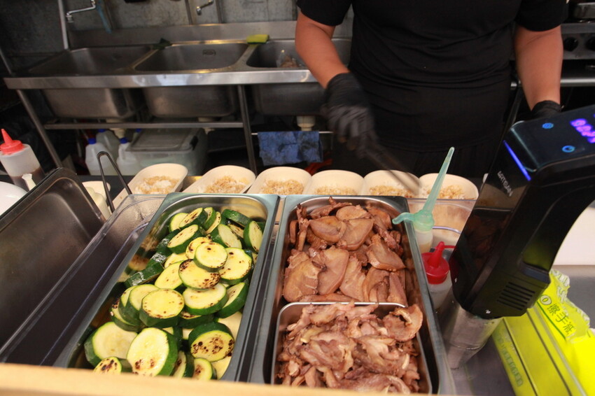 高雄市左營區吃。高雄市|左營區。「迪記法式豬舌飯」龍華市場最夯美食之一,中西合併創意料理顛覆一般傳統小吃刻板的印