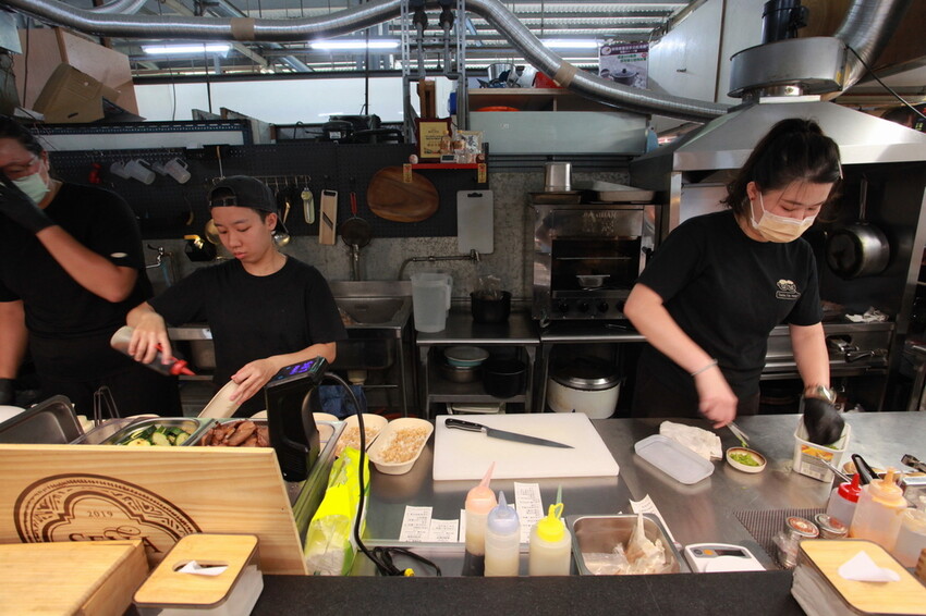 高雄市左營區吃。高雄市|左營區。「迪記法式豬舌飯」龍華市場最夯美食之一,中西合併創意料理顛覆一般傳統小吃刻板的印