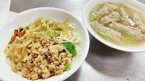 【土城美食】脆皮臭大王|還沒有開店就一堆人排隊等候的臭豆腐店