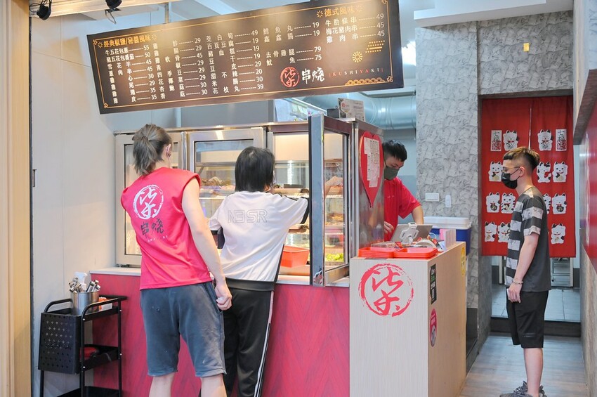 台北知名平價串燒台中新開幕 每串19元起多達31種品項 真的便宜好吃_柒串燒屋逢甲店