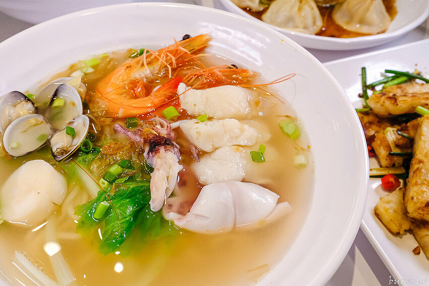 拌麵粥品新開張，客來樂夜食店，手工丸扎實油蔥香氣足，湯包、蛋餅，餐點選擇多！