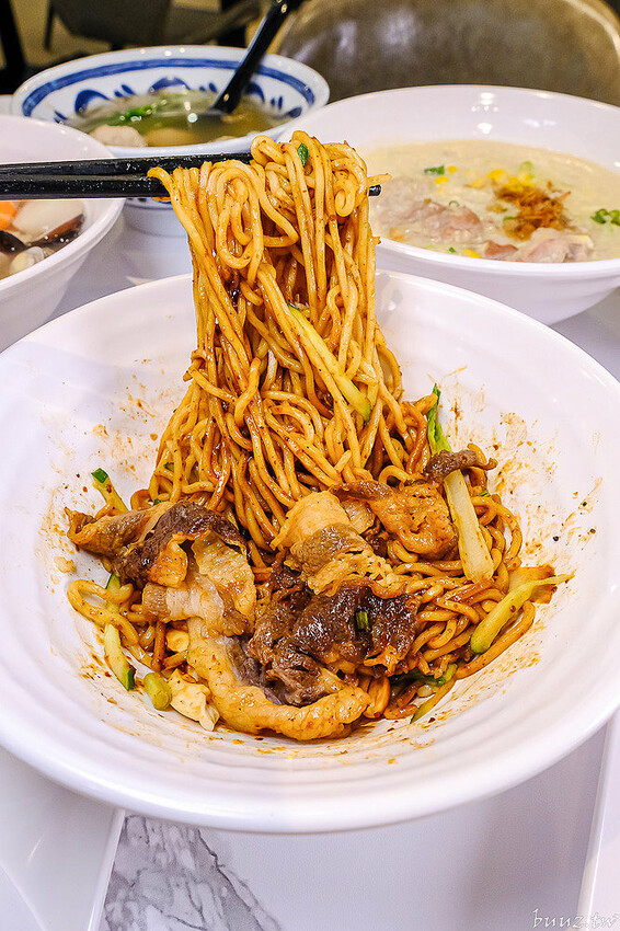 拌麵粥品新開張，客來樂夜食店，手工丸扎實油蔥香氣足，湯包、蛋餅，餐點選擇多！