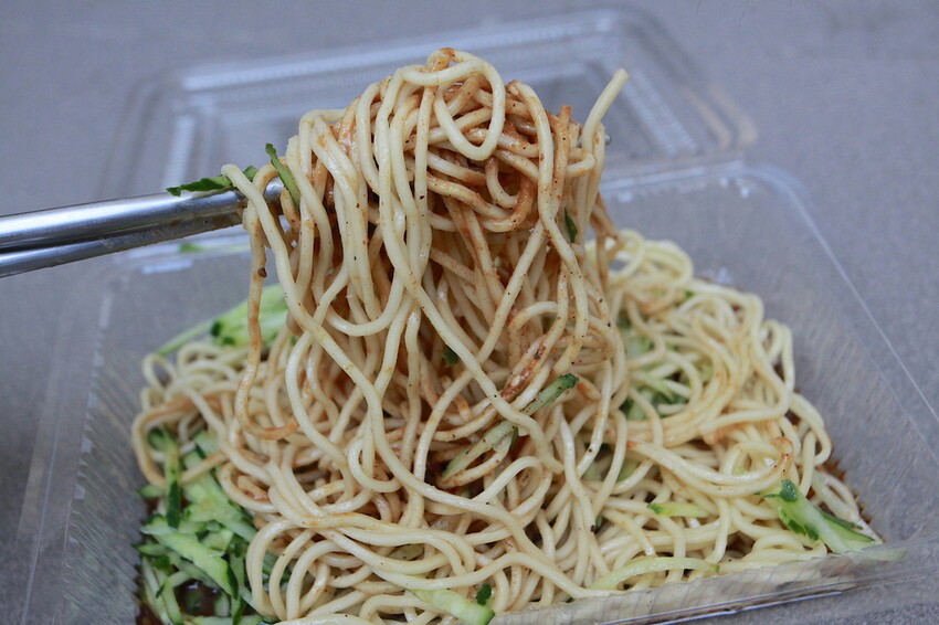 吃。台南美食｜仁德區。「二空村長張家涼麵」道地眷村口味麵食，麻醬滋味濃郁涼麵「二空村長張家涼麵」。