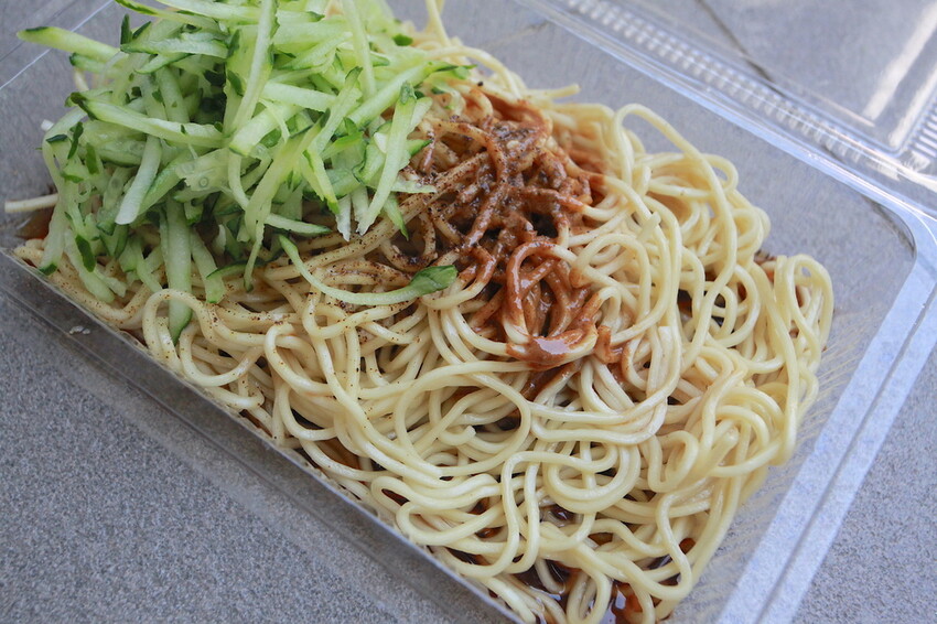 吃。台南美食｜仁德區。「二空村長張家涼麵」道地眷村口味麵食，麻醬滋味濃郁涼麵「二空村長張家涼麵」。