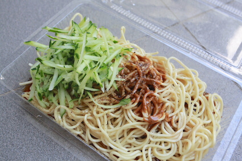 吃。台南美食｜仁德區。「二空村長張家涼麵」道地眷村口味麵食，麻醬滋味濃郁涼麵「二空村長張家涼麵」。