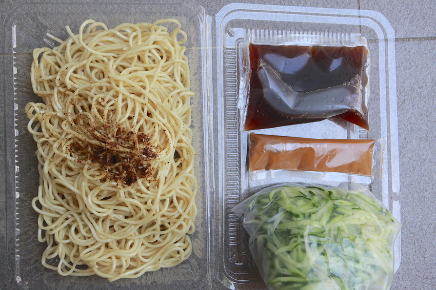 吃。台南美食｜仁德區。「二空村長張家涼麵」道地眷村口味麵食，麻醬滋味濃郁涼麵「二空村長張家涼麵」。