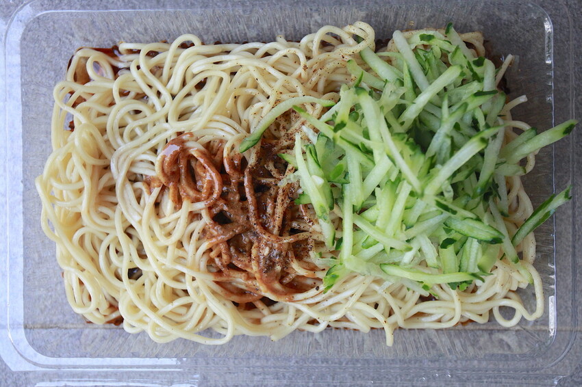 吃。台南美食｜仁德區。「二空村長張家涼麵」道地眷村口味麵食，麻醬滋味濃郁涼麵「二空村長張家涼麵」。