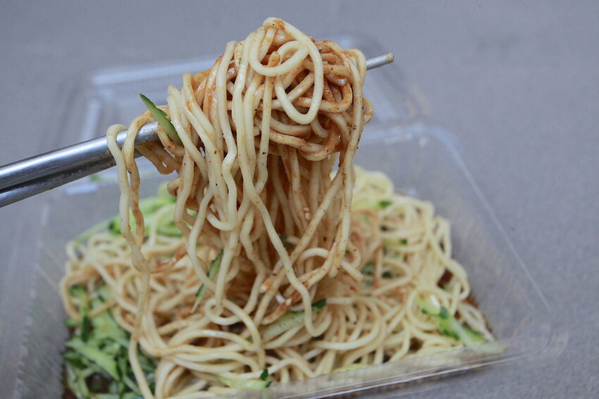 吃。台南美食｜仁德區。「二空村長張家涼麵」道地眷村口味麵食，麻醬滋味濃郁涼麵「二空村長張家涼麵」。