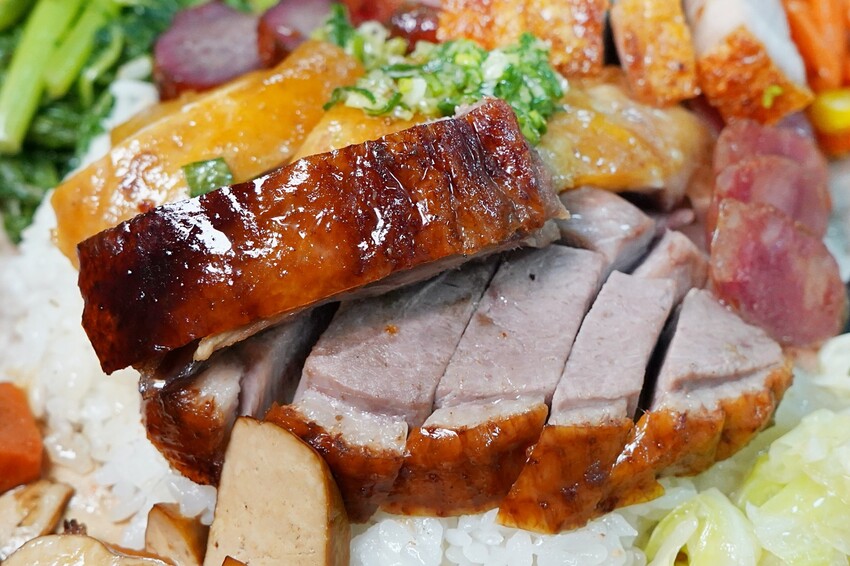 香港師傅開的台中燒臘店,招牌五寶飯、貴妃雞全腿飯、黯然消魂飯有夠經典!份量選擇超彈性