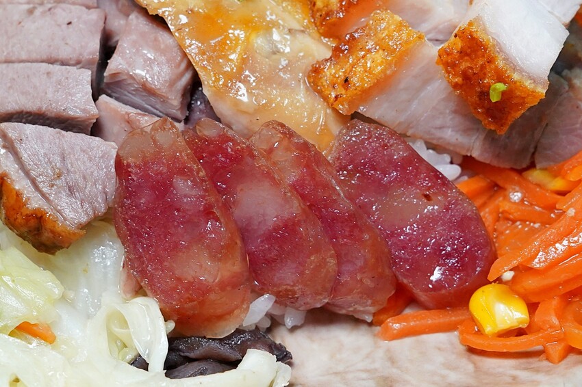 香港師傅開的台中燒臘店,招牌五寶飯、貴妃雞全腿飯、黯然消魂飯有夠經典!份量選擇超彈性