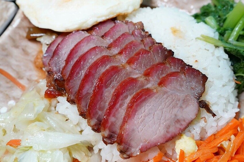 香港師傅開的台中燒臘店,招牌五寶飯、貴妃雞全腿飯、黯然消魂飯有夠經典!份量選擇超彈性