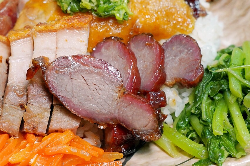 香港師傅開的台中燒臘店,招牌五寶飯、貴妃雞全腿飯、黯然消魂飯有夠經典!份量選擇超彈性